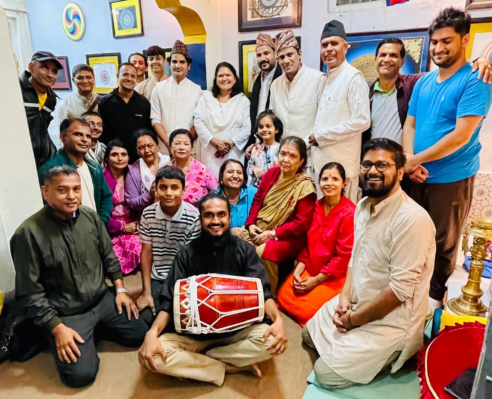 Indoor group with musicians and spiritual art